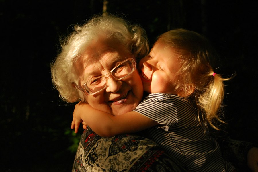 Nonna abbraccia la nipotina